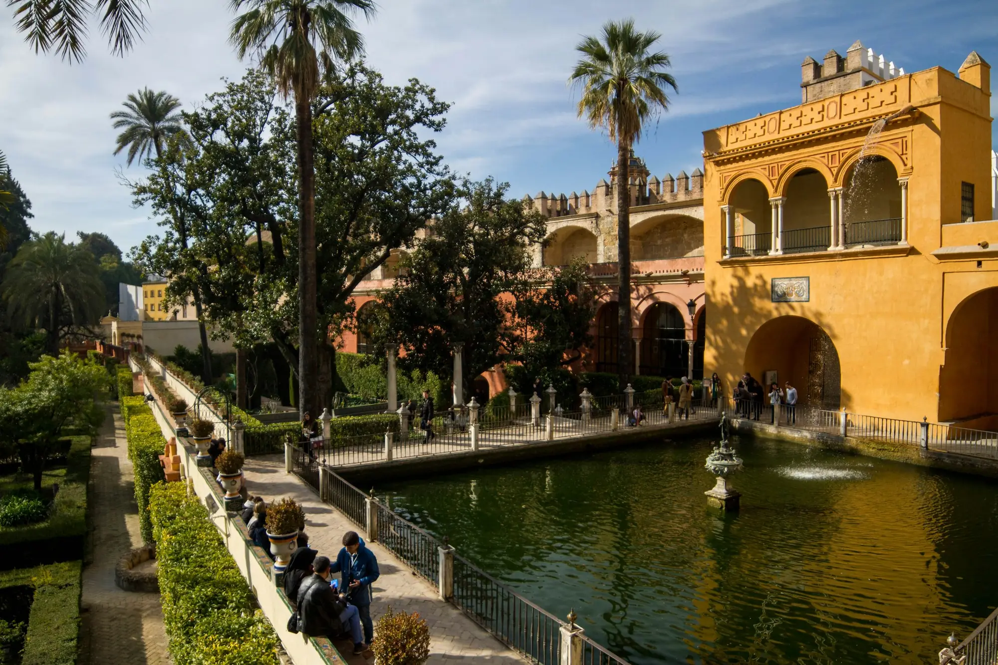 Patio met vijver in het Real Alcázar