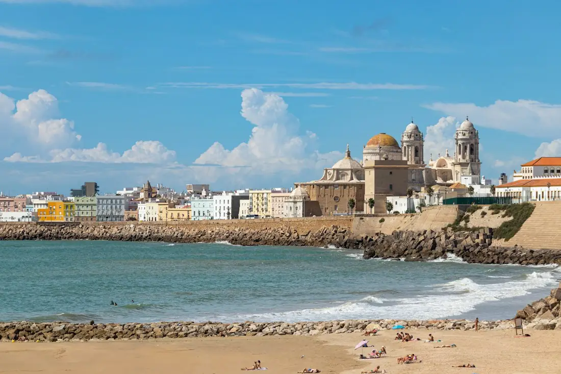 De kathedraal van Cádiz aan zee