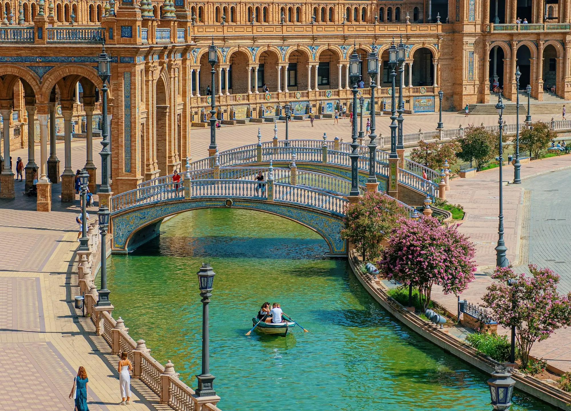 Brug over het kanaal op Plaza de España
