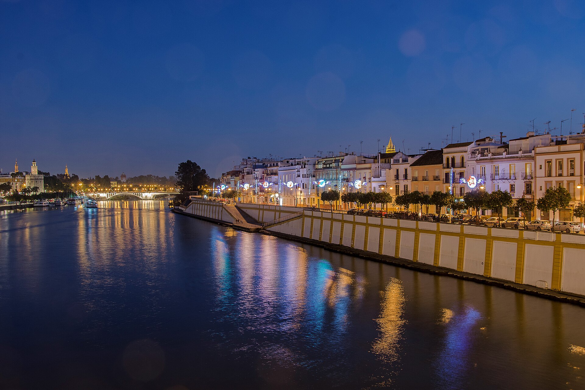 Kleurrijke gevels aan de Calle Betis in Triana, Sevilla