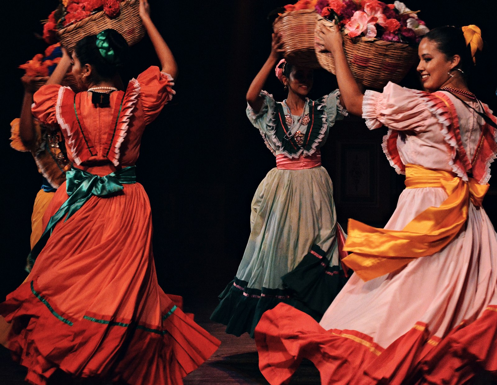 Flamencodanseressen in kleurrijke jurken tijdens een optreden