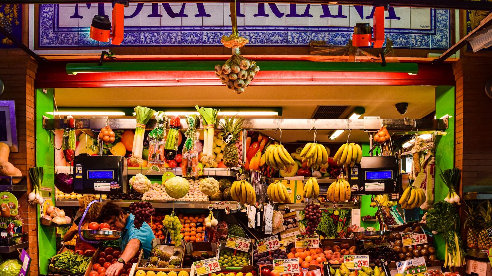 Fruitkraam in de Mercado de Triana in de wijk Triana, Sevilla