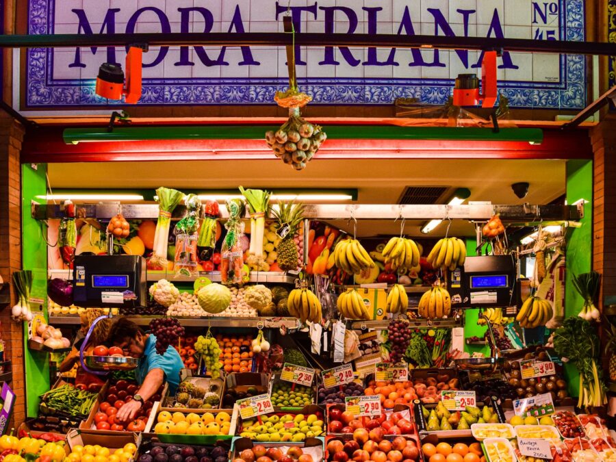 Fruitkraam in de Mercado de Triana in de wijk Triana, Sevilla