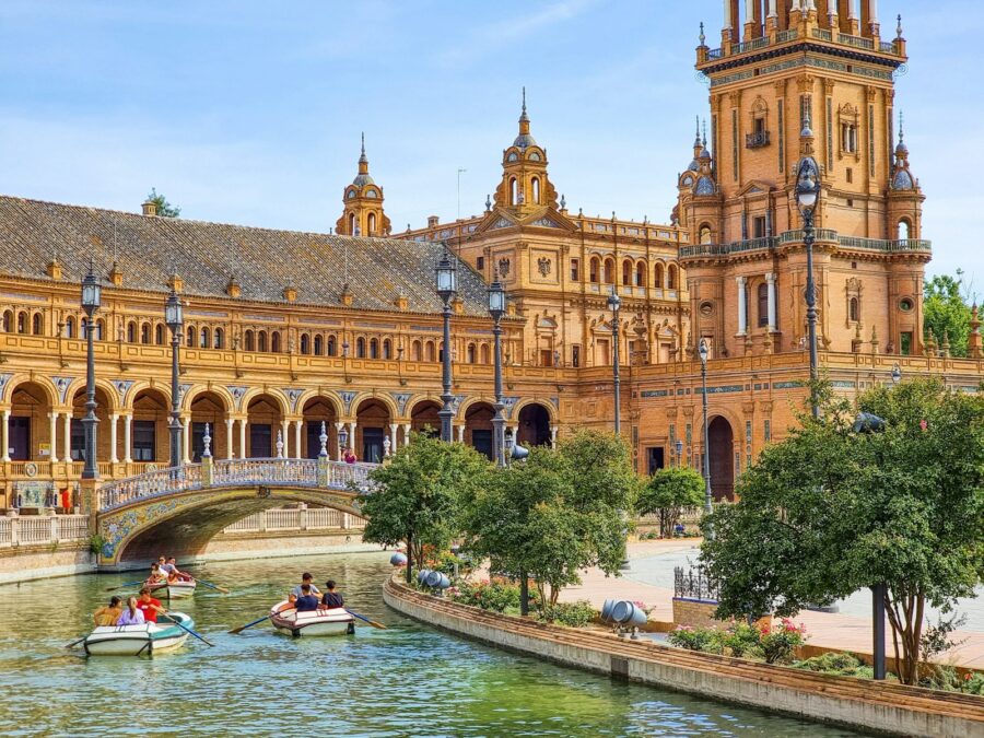 Roeibootjes op het kanaal voor het halfronde gebouw van de Plaza de España in Sevilla