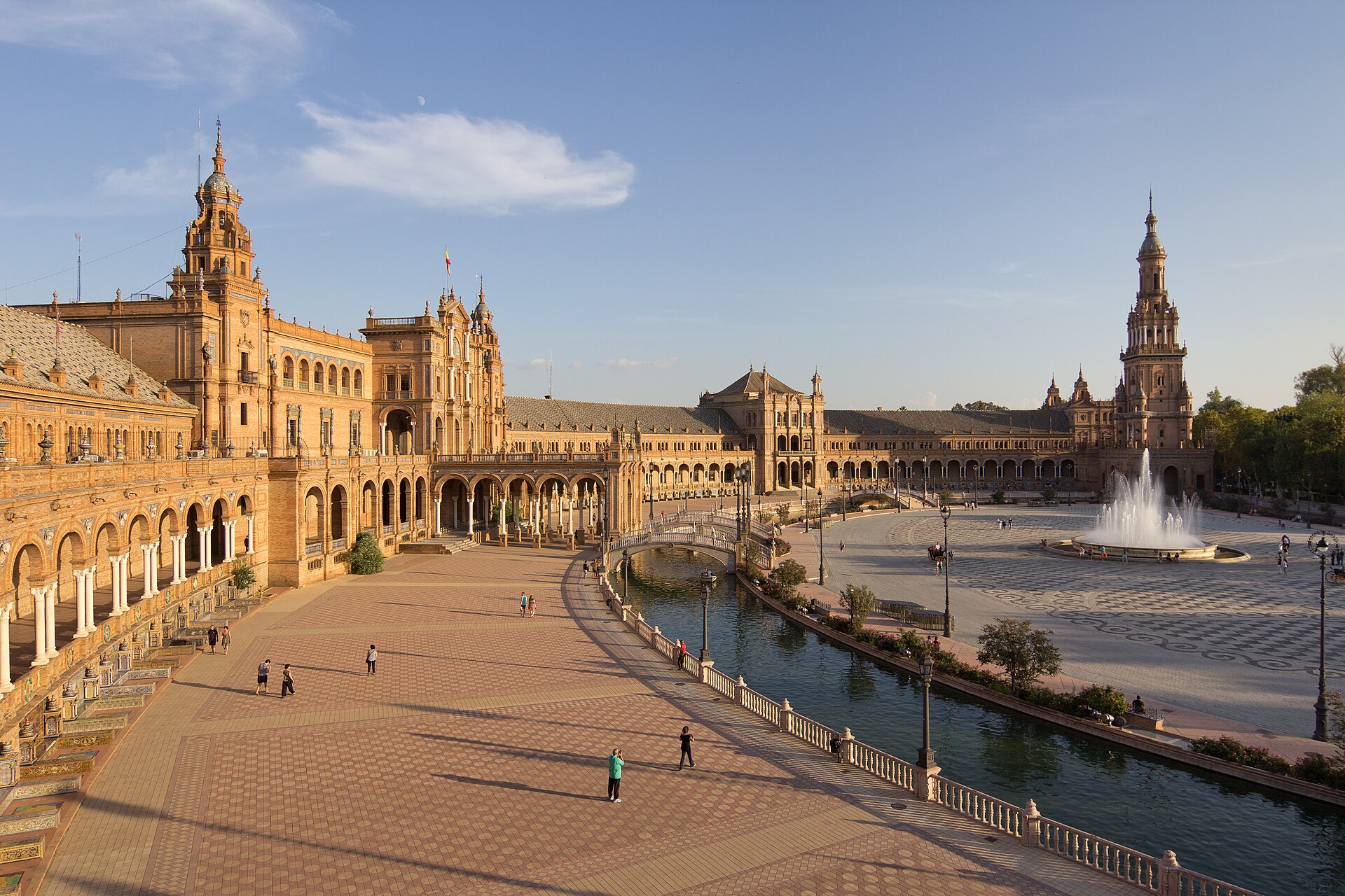 Plaza de España in Sevilla met de halfronde gevel en het water