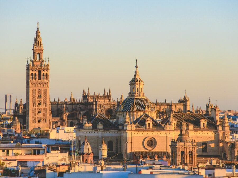 Kathedraal en Giralda in Sevilla bij zonsondergang